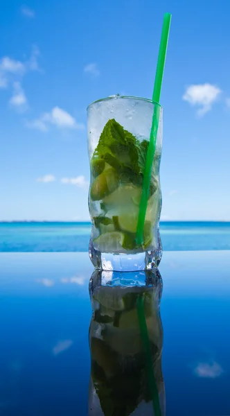 Mojito by the ocean — Stock Photo, Image
