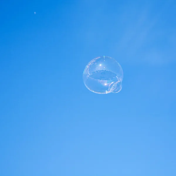 Bańka mydlana na tle błękitnego nieba — Zdjęcie stockowe