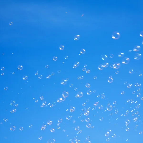 Bolhas no fundo do céu azul — Fotografia de Stock