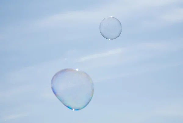 Zwei Seifenblasen gegen blassblauen Himmel — Stockfoto