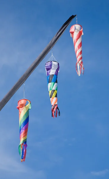 Calcetines de viento multicolores en el fondo del cielo azul —  Fotos de Stock