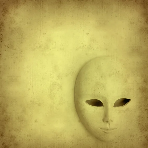 Texturizado fundo de papel velho com máscara de carnaval impassível branco — Fotografia de Stock