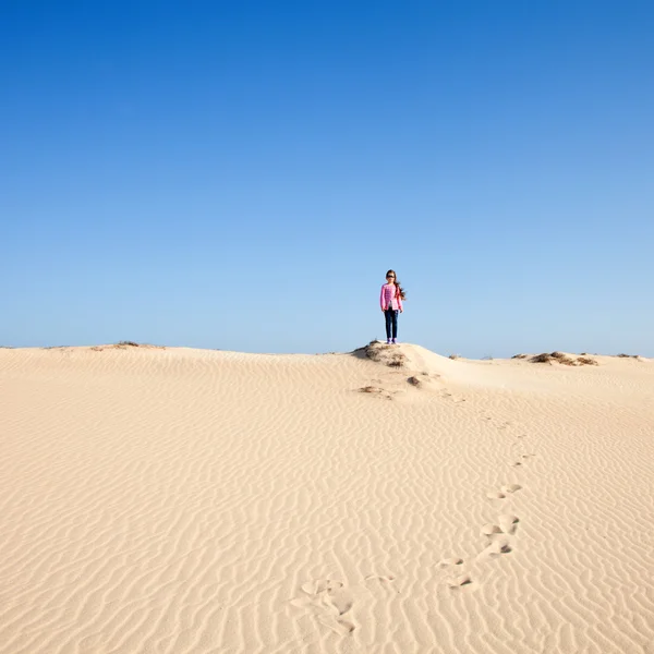Petite fille sur les dunes — Photo