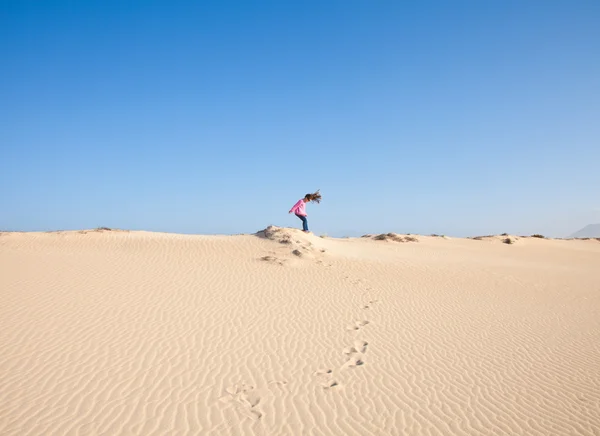 Piccola ragazza onin dune — Foto Stock