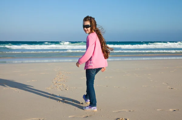 Маленька дівчинка на вечірньому пляжі — стокове фото