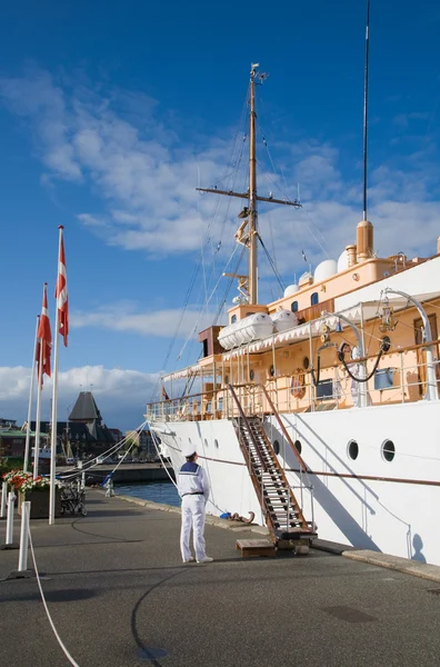 8 月 30 日，奥胡斯 denhark 丹麦女王的游艇属於哞哞 — 图库照片