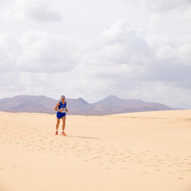 Corralejo - 30 Ekim: yarışın ikinci yarısında koşucu,