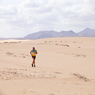 Corralejo - 30 Ekim: yarışın ikinci yarısında koşucu,