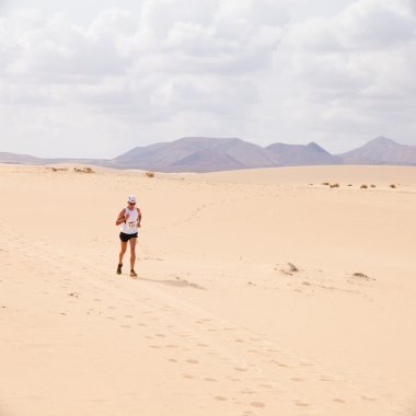 Corralejo - 30 Ekim: yarışın ikinci yarısında koşucu,