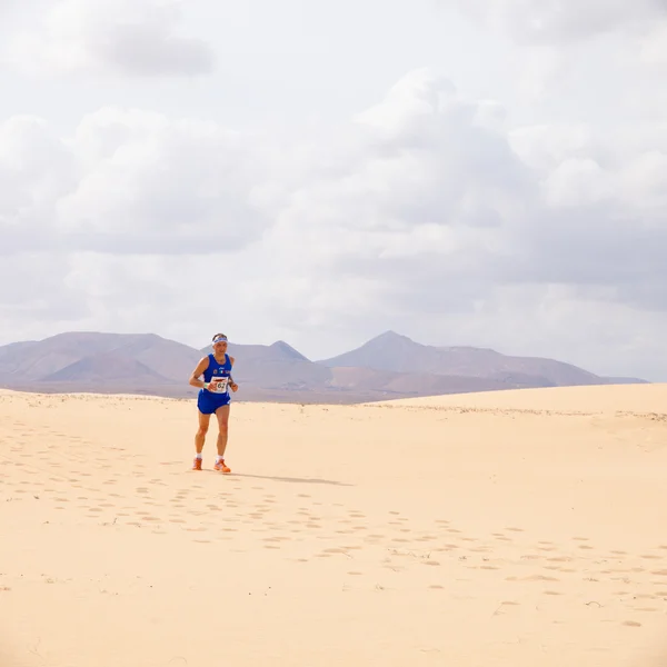 CORRALEJO - OCTOBER 30: Runners in the second half of the race, — Stock Photo, Image