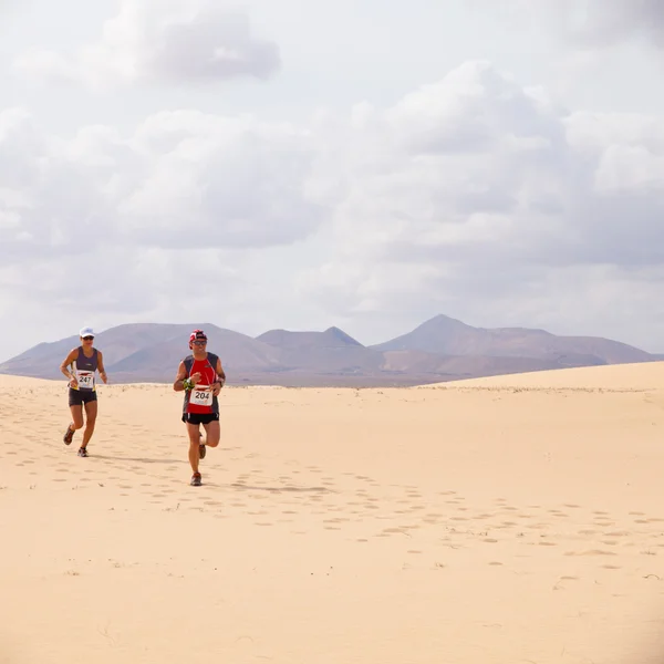 CORRALEJO - OCTOBER 30: Runners in the second half of the race, — Stock Photo, Image