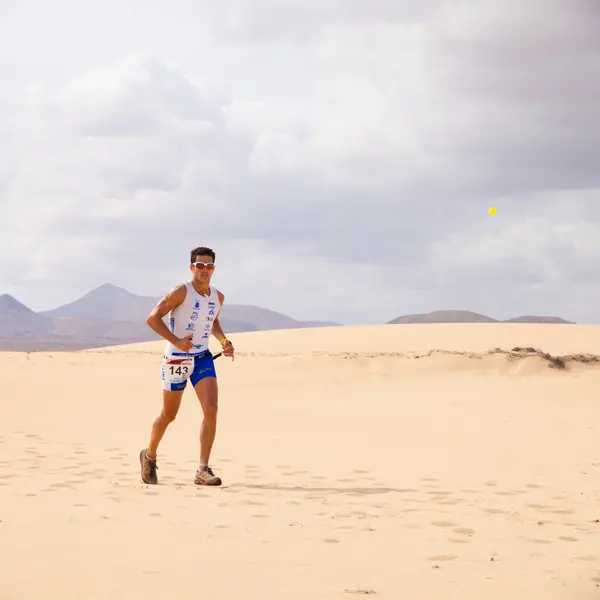 Corralejo - 30. října: běžci v druhé polovině závodu, — Stock fotografie