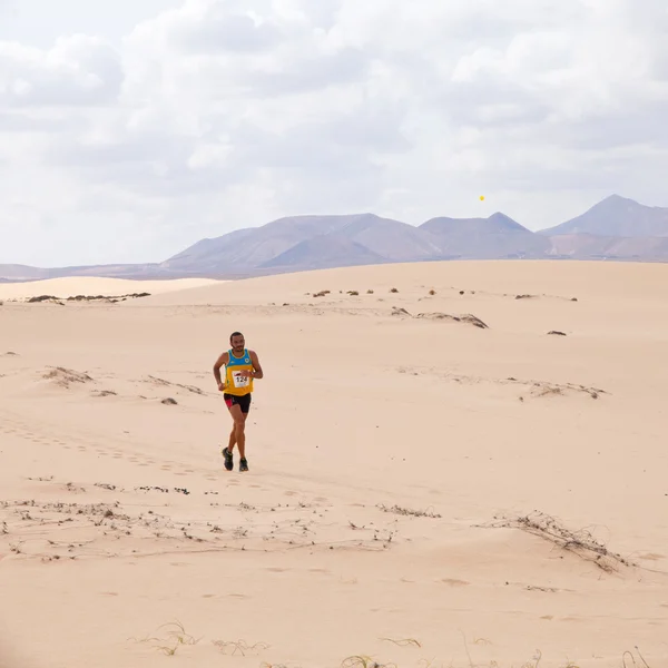 Corralejo - 30 Ekim: yarışın ikinci yarısında koşucu, — Stok fotoğraf