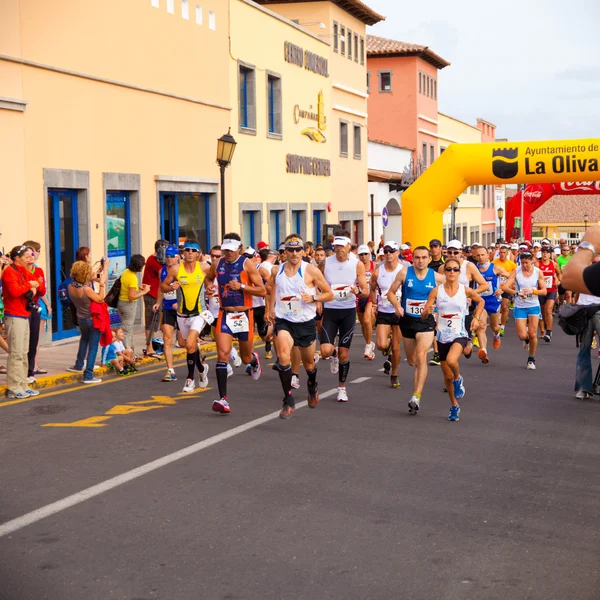 Corralejo - 30 oktober: Löpare start lopp på Iiird internatio — Stockfoto