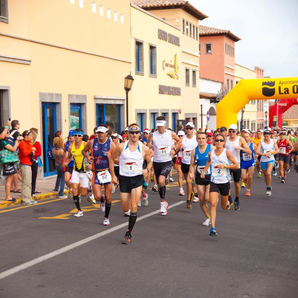 Corralejo - 30 października: Biegaczy start wyścigu w III interna — Zdjęcie stockowe