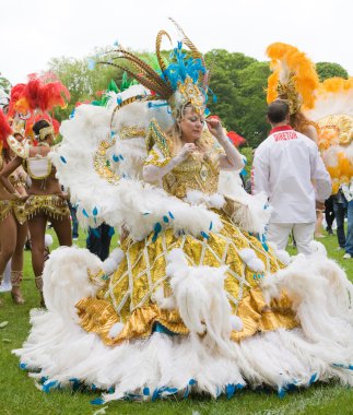 Luton; İngiltere - Mayıs. 31: samba dansçılar Luton karnaval 201 için hazırlanıyor