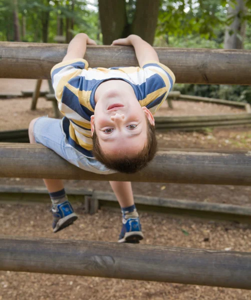 Söt liten biy på en lekplats klättra struktur — Stockfoto