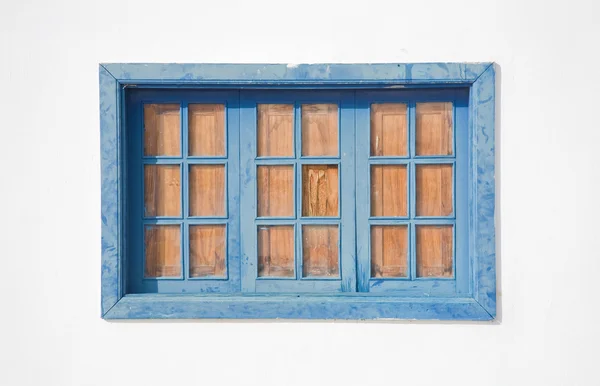 Detalhe arquitetônico - janela azul desbotada em uma parede caiada de branco; espanhol velho — Fotografia de Stock