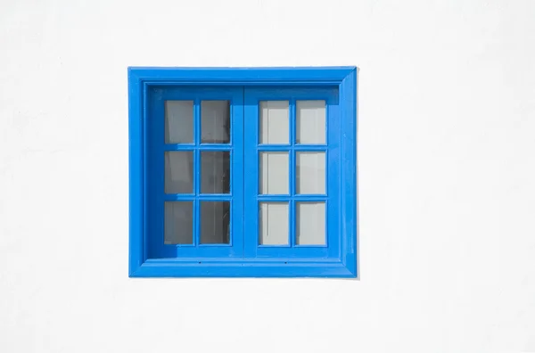 Arkitektonisk detalj - mjöldagg blå fönster i en vitkalkad vägg, gamla spanis — Stockfoto