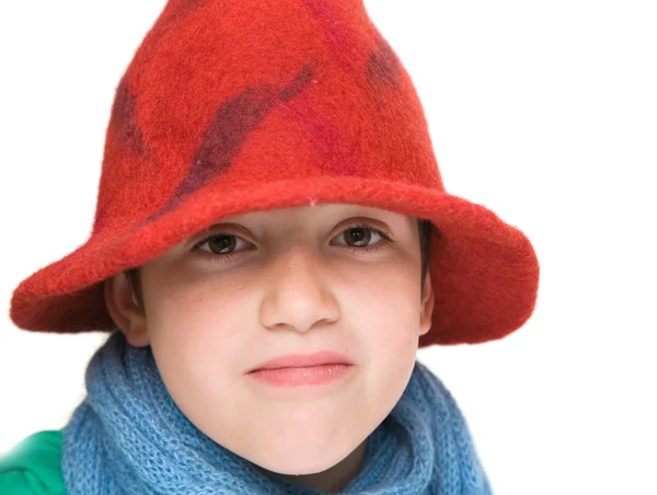 Pixie - niño lindo en sombrero de fieltro y bufanda azul ; —  Fotos de Stock