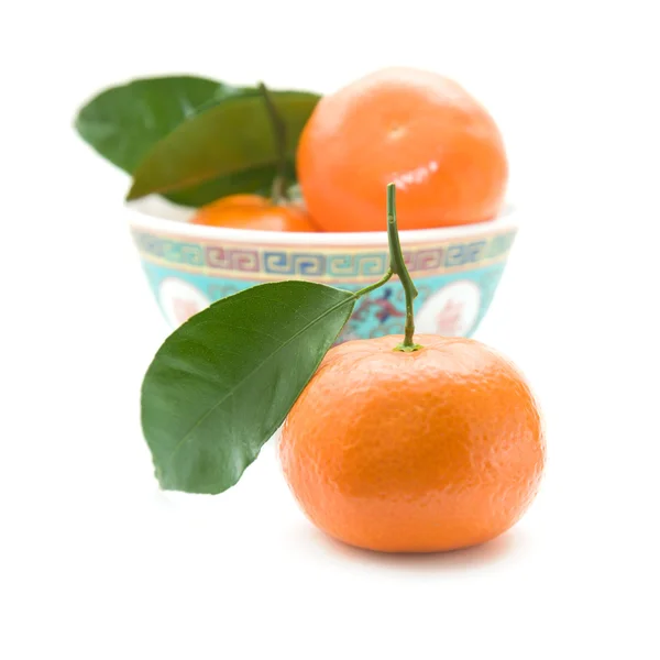 Clementine s malými barnch a listů; izolované na bílém — Stock fotografie