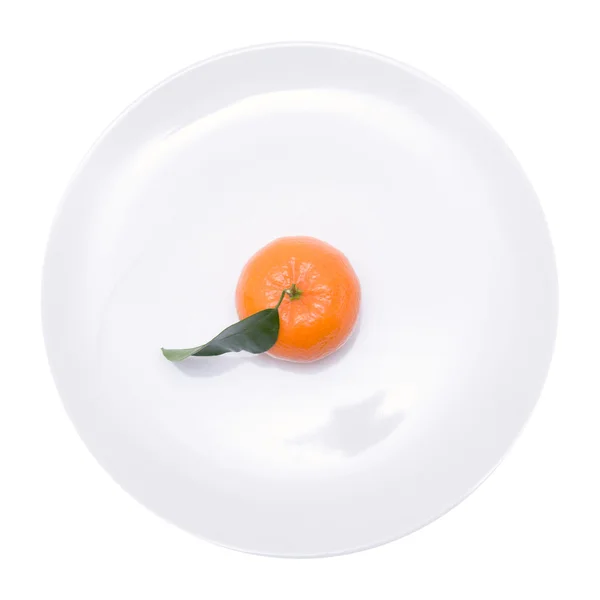 Clementine met kleine barnch en blad; geïsoleerd op wit — Stockfoto