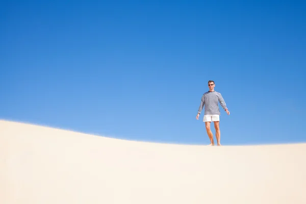 Homem em dunas — Fotografia de Stock