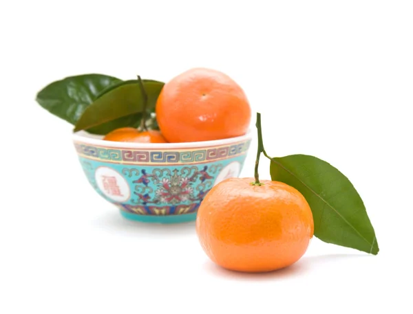 Clementine med små barnch och blad; isolerad på vit — Stockfoto
