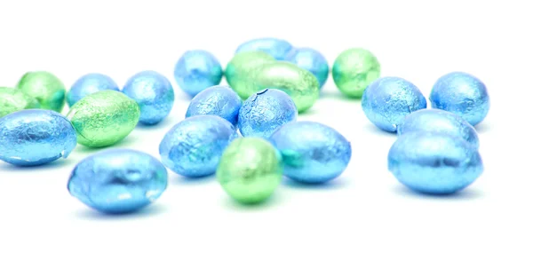 Çikolata Paskalya yumurtaları mavi ve yeşil folyo; beyaz izole — Stok fotoğraf