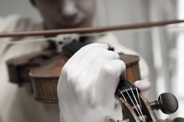 Barnets hand i en violin — Stockfoto