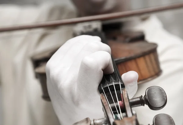 Child's hand playing a violin — Stock Photo, Image