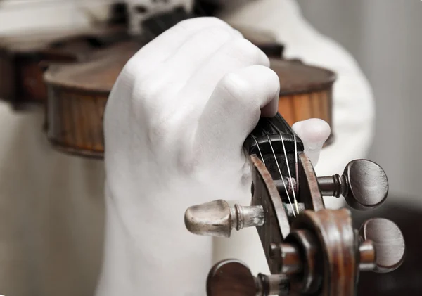 아이의 손에 바이올린 연주 — 스톡 사진