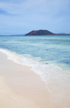 fuerteventura, küçük ada Isla de lobos üzerinde beyaz kum plaj bir