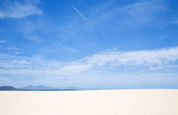 Dunes de sable blanc sur Fuerteventura, petite île Isla de Lobos et Lanzarro — Photo