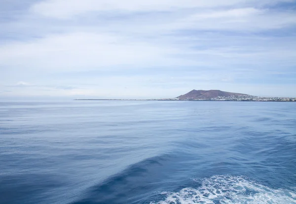 Zee ferry - nemen van een veerboot van Lanzarote (op de achtergrond) naar Fuertevent — Stockfoto