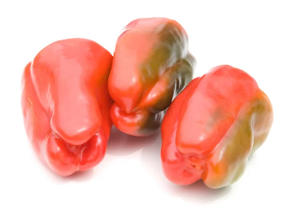 Belas pimentas vermelhas e verdes coloridas no fundo branco — Fotografia de Stock