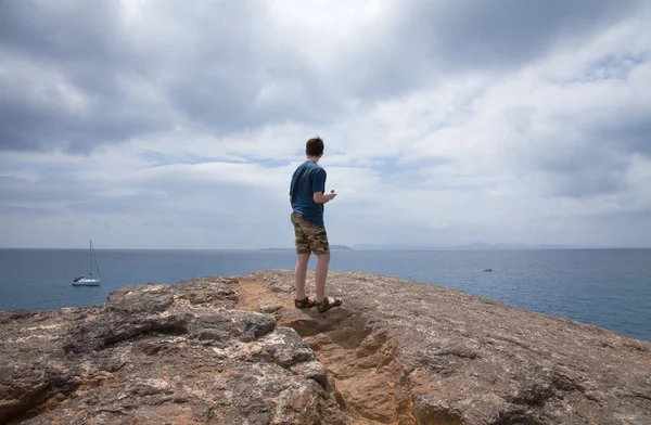 プレティーンの少年プラヤ ブランカ エリア見ているフェルテベントゥラ島、ランサローテ島の — ストック写真