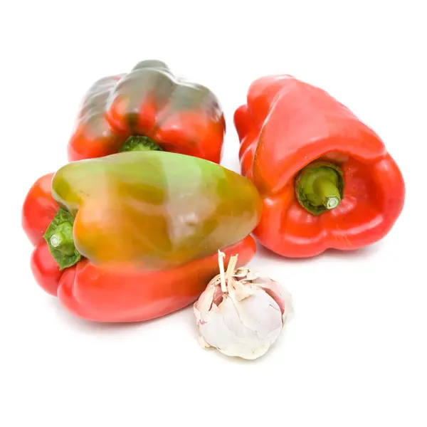 Beautiful colorful red and green sweet peppers and bulb of garli — Stock Photo, Image