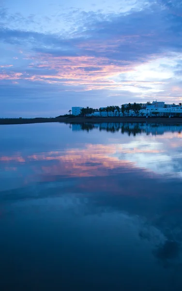 Lanzarote - rekreační komplex na břehu moře, západ slunce světlo — Stock fotografie
