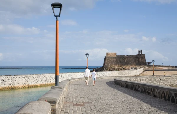 Father and two sons walking towards Castillo de San Gabriel in A — Stock Photo, Image