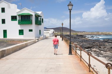 caleta de famara içinde küçük biy