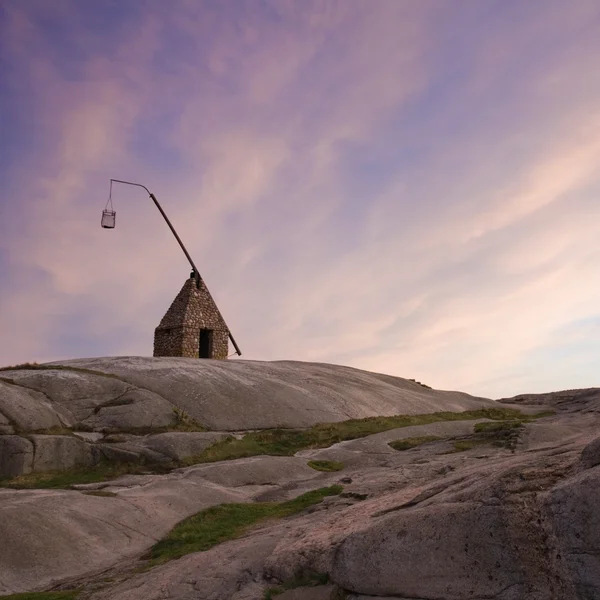 Coucher de soleil incroyable au sud de la Norvège, vieux phare contre le sk — Photo