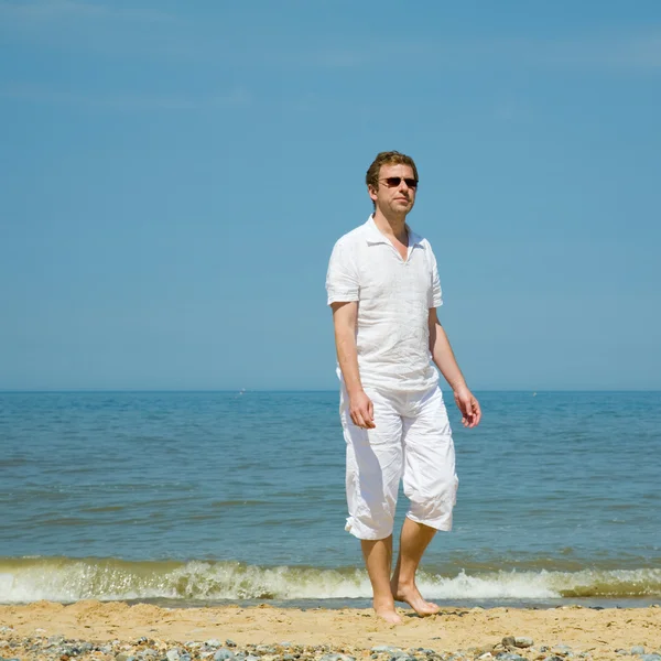 Guapo hombre de mediana edad junto al mar — Foto de Stock