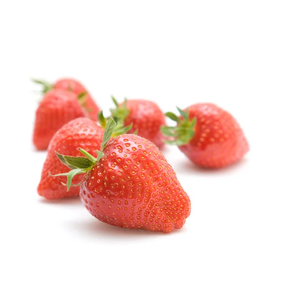 신선한 붉은 익은 딸기 흰색 배경에 고립 — 스톡 사진