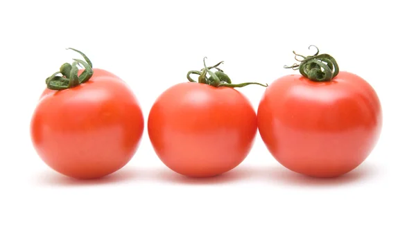 Три спелых красных помидора подряд, изолированных на белом фоне — стоковое фото
