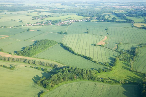 Blick über die frühsommerlichen grünen Wiesen aus der Luft — Stockfoto