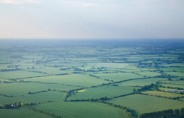 Blick über die frühsommerlichen grünen Wiesen aus der Luft — Stockfoto