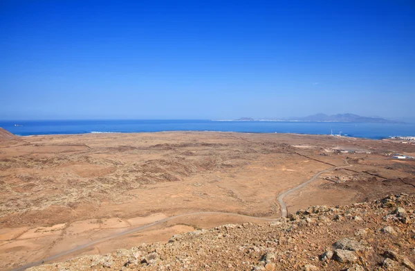 Noordelijke fuerteventura, uitzicht vanaf bayuyo vulkaan naar lanzar — Stockfoto