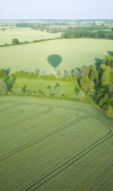 sıcak hava balonu, east anglia erken yaz yeşil alanlar üzerinde göster