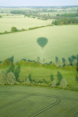 sıcak hava balonu, east anglia erken yaz yeşil alanlar üzerinde göster